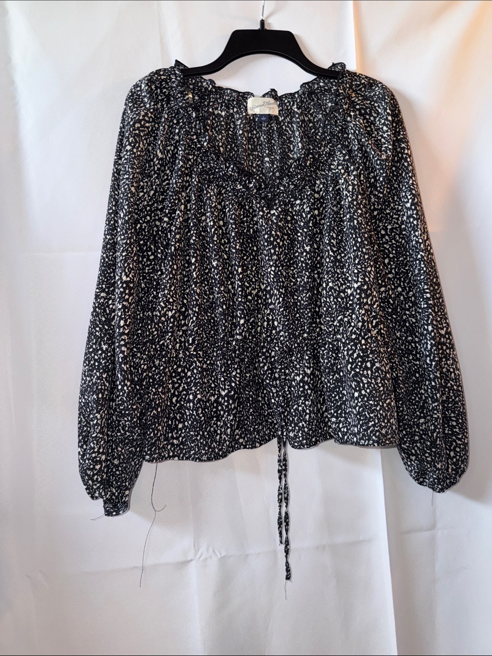 Universal Thread Black & White Printed Long Sleeve Peasant Sweater